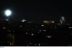 Εντυπωσιακά πλάνα από drone: Τo show πυροτεχνημάτων στον ουρανό της Αθήνας (βίντεο/φώτος)