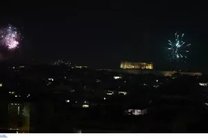 Εντυπωσιακά πλάνα από drone: Τo show πυροτεχνημάτων στον ουρανό της Αθήνας (βίντεο/φώτος)