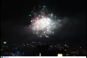 Εντυπωσιακά πλάνα από drone: Τo show πυροτεχνημάτων στον ουρανό της Αθήνας (βίντεο/φώτος)