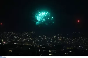 Εντυπωσιακά πλάνα από drone: Τo show πυροτεχνημάτων στον ουρανό της Αθήνας (βίντεο/φώτος)