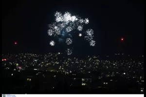Εντυπωσιακά πλάνα από drone: Τo show πυροτεχνημάτων στον ουρανό της Αθήνας (βίντεο/φώτος)