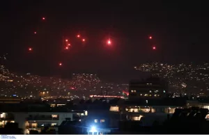 Εντυπωσιακά πλάνα από drone: Τo show πυροτεχνημάτων στον ουρανό της Αθήνας (βίντεο/φώτος)