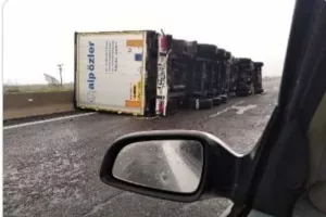 Ξάνθη: Φορτηγά ανατράπηκαν στη μέση του δρόμου 