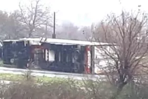Ξάνθη: Φορτηγά ανατράπηκαν στη μέση του δρόμου 