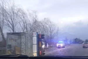 Ξάνθη: Φορτηγά ανατράπηκαν στη μέση του δρόμου 