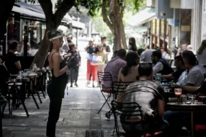 ΕΛΛΑΔΑ/(ΦΩΤΟΣ) Ο πρώτος καφές με μάσκα και αποστάσεις