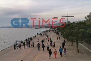 Θεσσαλονίκη: «Βούλιαξε» από κόσμο η Νέα Παραλία