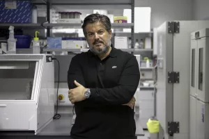 Κωστρίκης/Ήταν συγκάτοικος με ΣΤΑΡ του Hollywood! (φώτο)