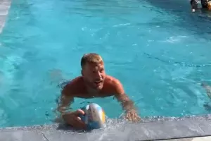 Παιχνίδια στην πισίνα! 