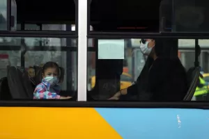 Επόπτες ελέγχουν τα λεωφορεία