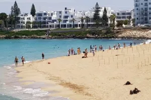 Άρχισαν να γεμίζουν παραλίες - Φωνάζουν οι ναυαγοσώστες (Φώτος)
