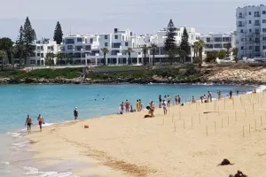 Άρχισαν να γεμίζουν παραλίες - Φωνάζουν οι ναυαγοσώστες (Φώτος)