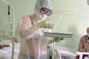 Νοσηλεύτρια περιποιόταν ασθενείς με κορωνοϊό με διάφανη στολή!