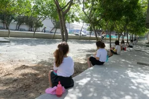 ΦΩΤΟΣ/Επέστρεψαν με... αποστάσεις στα σχολεία