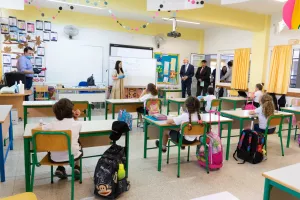 ΦΩΤΟΣ/Επέστρεψαν με... αποστάσεις στα σχολεία