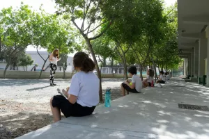 ΦΩΤΟΣ/Επέστρεψαν με... αποστάσεις στα σχολεία