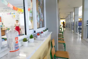 ΦΩΤΟΣ/Επέστρεψαν με... αποστάσεις στα σχολεία