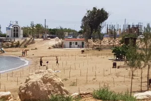 Άρχισαν να γεμίζουν παραλίες - Φωνάζουν οι ναυαγοσώστες (Φώτος)