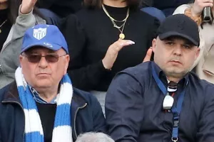 Σε επικοινωνία και... αναμένουν
