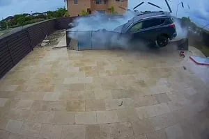 (ΒΙΝΤΕΟ) Τρελή πορεία αυτοκινήτου- "Πέτασε" πάνω από την πισίνα ενός σπιτιού!!!