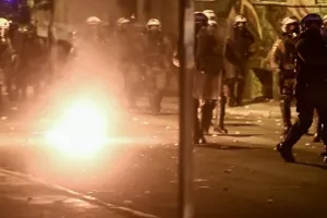 Συγκρούσεις οπαδών με την αστυνομία στο Ρέντη