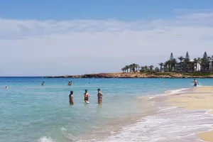 Άρχισαν να γεμίζουν παραλίες - Φωνάζουν οι ναυαγοσώστες (Φώτος)