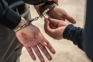 Απειλές, εκβιασμός και ΣΥΛΛΗΨΗ