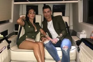 Η Georgina του CR7 βγήκε με το στρινγκ στην αυλή! (ΦΩΤΟ)