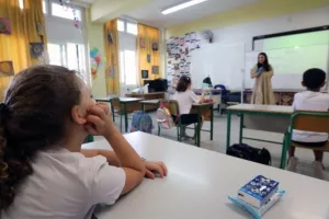 ΦΩΤΟΣ/Επέστρεψαν με... αποστάσεις στα σχολεία