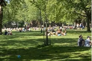 Ξεχύθηκαν στα πάρκα παρά το lockdown – Για χαμένη μάχη μιλά η αστυνομία