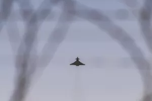 (ΒΙΝΤΕΟ) Αεροπορικές επιθέσεις από τη βάση Ακρωτηρίου