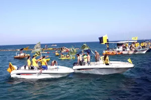 Όταν οι ΛΕΟΝΤΕΣ... κιτρίνισαν τη θάλασσα της Λεμεσού!