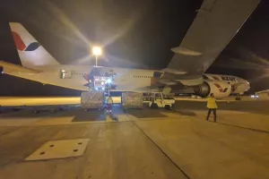 ΦΩΤΟΣ από αεροδρόμιο-Αφίχθηκε η περιπετειώδης πτήση