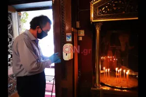 Ελλάδα/Άνοιξαν οι εκκλησίες: Mάσκες, αντισηπτικά και αποστάσεις (φώτος)