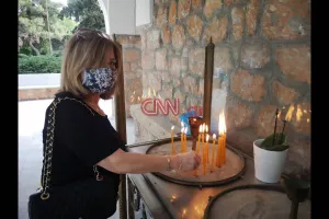 Ελλάδα/Άνοιξαν οι εκκλησίες: Mάσκες, αντισηπτικά και αποστάσεις (φώτος)