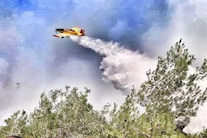 Πυροσβεστικό αεροσκάφος της ΚΔ εν δράσει στα κατεχόμενα