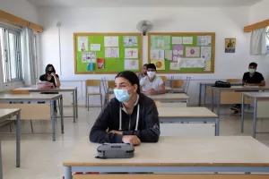 ΦΩΤΟΣ/Στα θρανία με μάσκες οι τελειόφοιτοι