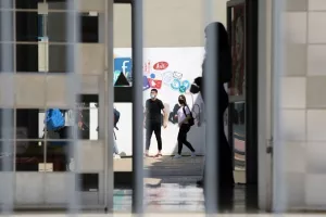ΦΩΤΟΣ/Στα θρανία με μάσκες οι τελειόφοιτοι
