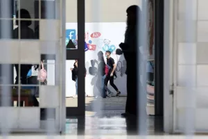 ΦΩΤΟΣ/Στα θρανία με μάσκες οι τελειόφοιτοι