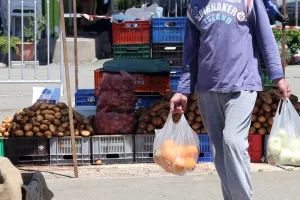 (ΦΩΤΟΣ) 2.000+ στη Λαϊκή Αγορά