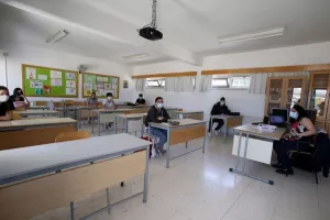 ΦΩΤΟΣ/Στα θρανία με μάσκες οι τελειόφοιτοι