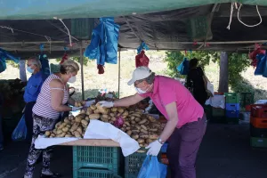 (ΦΩΤΟΣ) 2.000+ στη Λαϊκή Αγορά