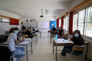 ΦΩΤΟΣ/Στα θρανία με μάσκες οι τελειόφοιτοι