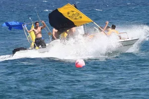 Όταν οι ΛΕΟΝΤΕΣ... κιτρίνισαν τη θάλασσα της Λεμεσού!