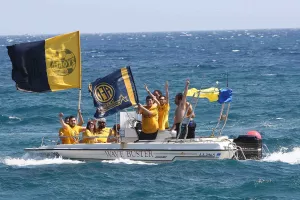 Όταν οι ΛΕΟΝΤΕΣ... κιτρίνισαν τη θάλασσα της Λεμεσού!