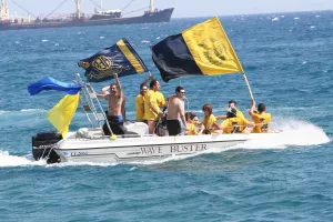 Όταν οι ΛΕΟΝΤΕΣ... κιτρίνισαν τη θάλασσα της Λεμεσού!