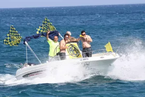 Όταν οι ΛΕΟΝΤΕΣ... κιτρίνισαν τη θάλασσα της Λεμεσού!