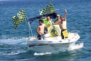 Όταν οι ΛΕΟΝΤΕΣ... κιτρίνισαν τη θάλασσα της Λεμεσού!