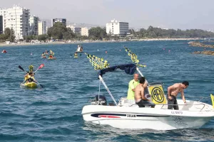 Όταν οι ΛΕΟΝΤΕΣ... κιτρίνισαν τη θάλασσα της Λεμεσού!