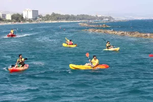 Όταν οι ΛΕΟΝΤΕΣ... κιτρίνισαν τη θάλασσα της Λεμεσού!